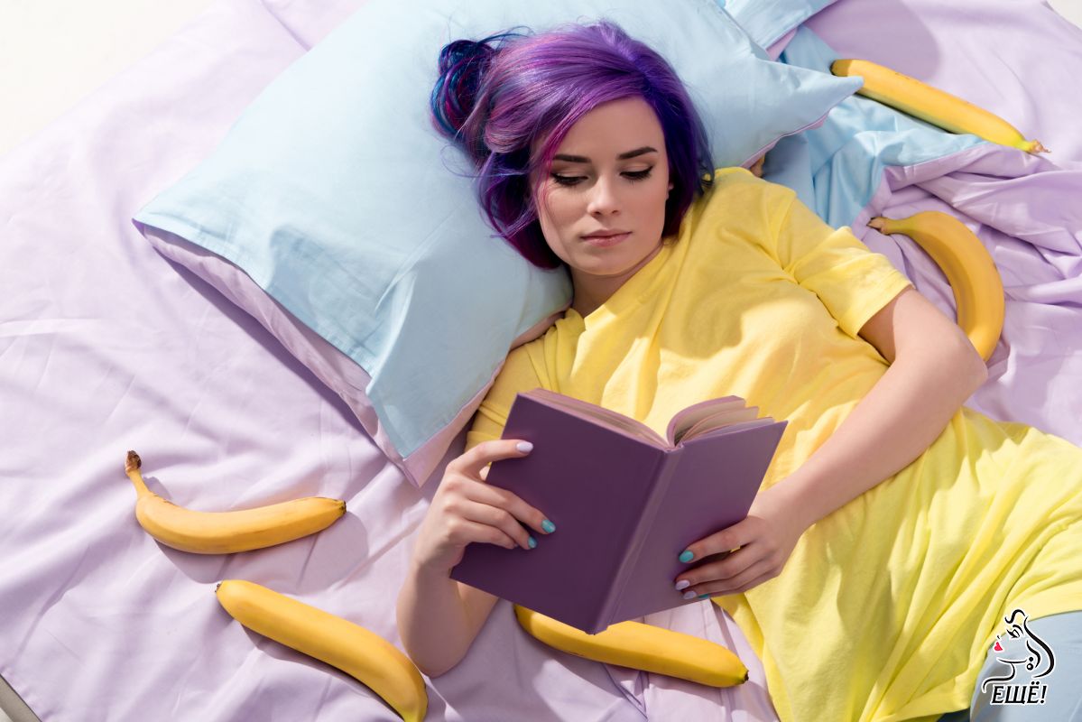 девушка в кровати читает книгу