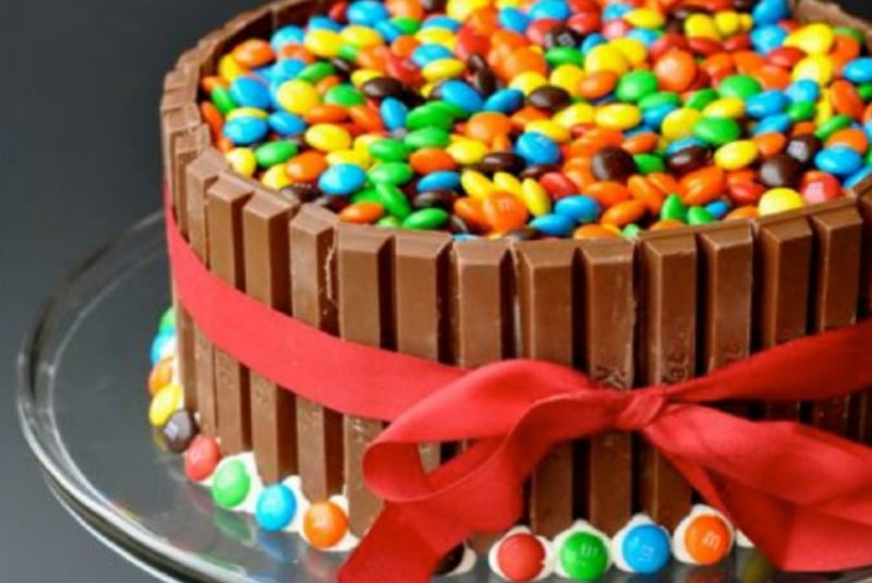 Торт с шоколадным декором M&M