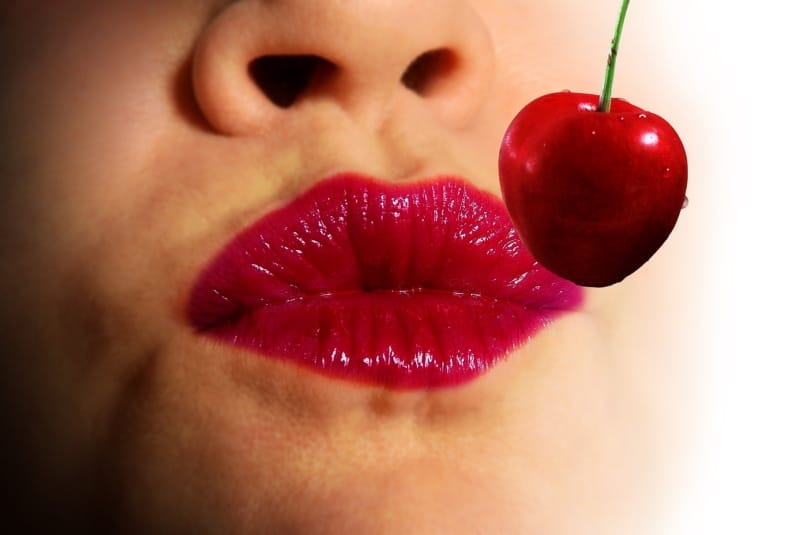 Красные губы и вишня
