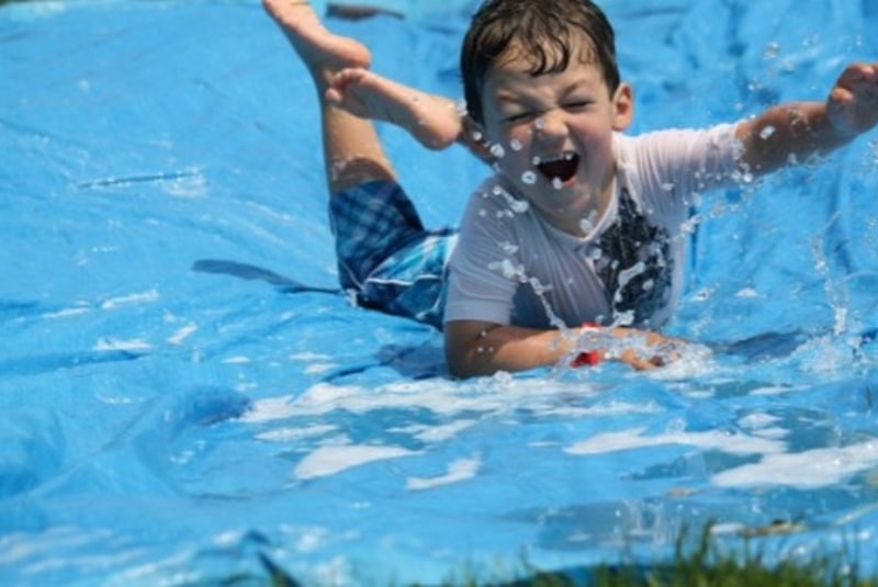 Ребенок весело плавает