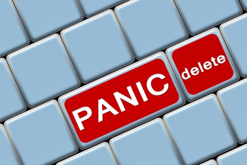 Кнопки клавиатуры с надписью "Удалить панику"