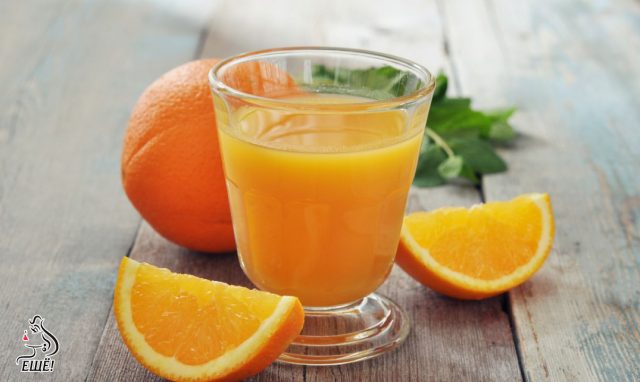 апельсиновый сок в стакане