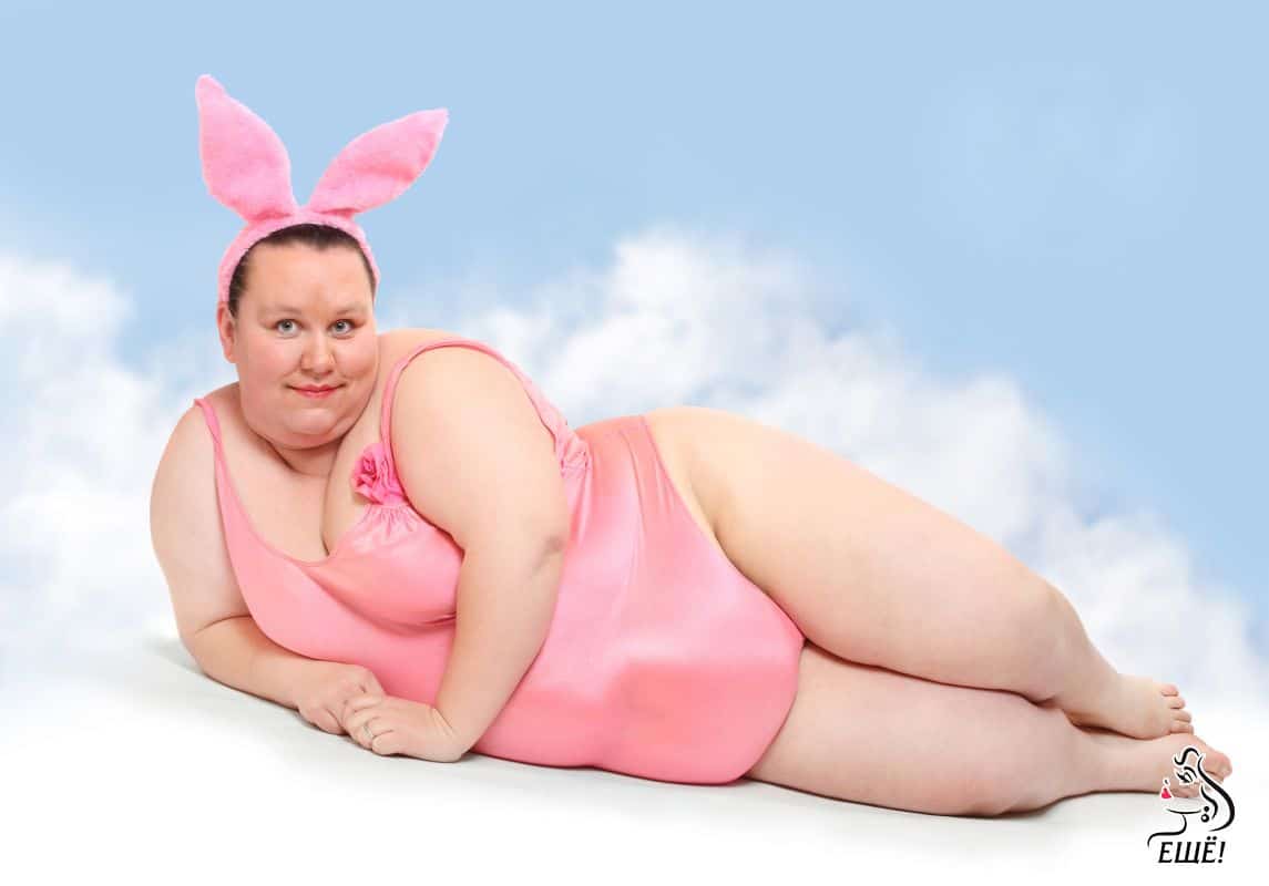 полная женщина в костюме розового кролика