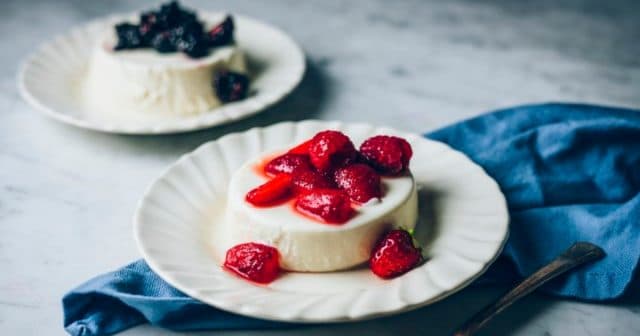 Нежное и легкое лакомство из ресторанного меню! Рецепт панна котты из греческого йогурта