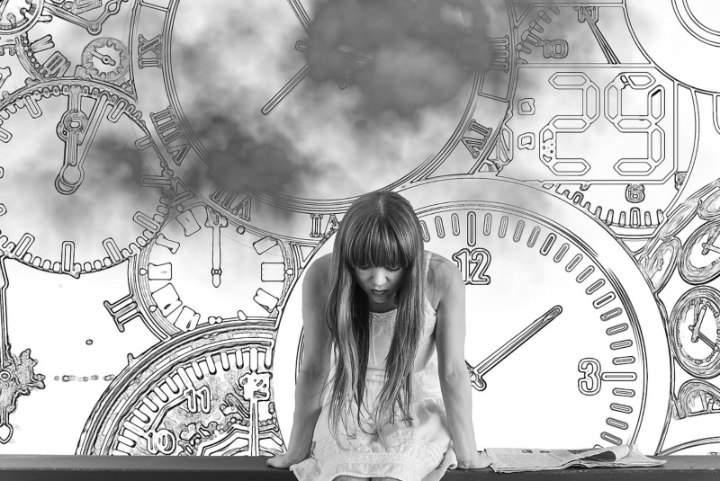 Девушка на фоне нарисованных часов и дыма