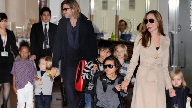 Джоли и Питт с детьми в аэропорту