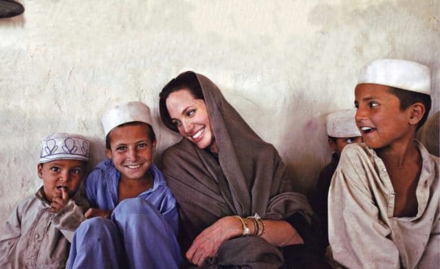 Джоли рядом с детьми беженцами
