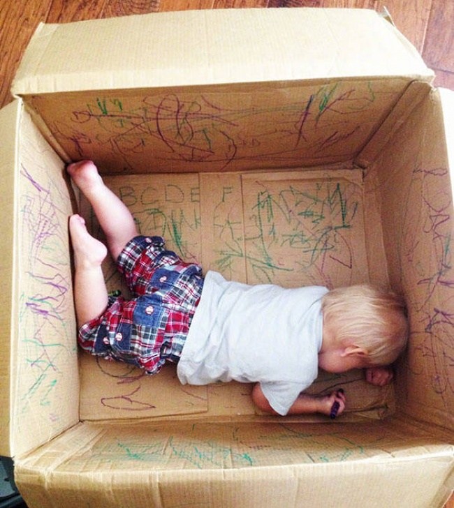 Ребенок в коробке
