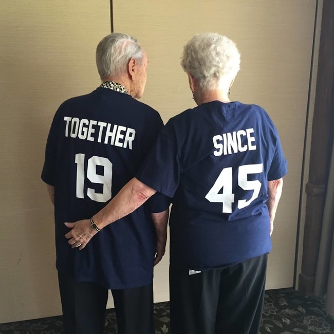 Пожилая пара обнимается