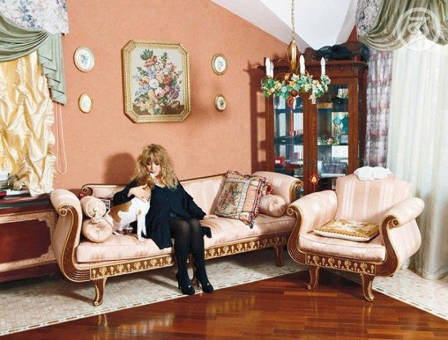 Пугачева с собакой сидит на диване