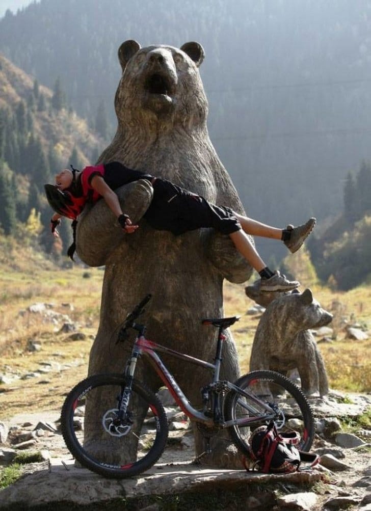 Девушка и медведь статуя