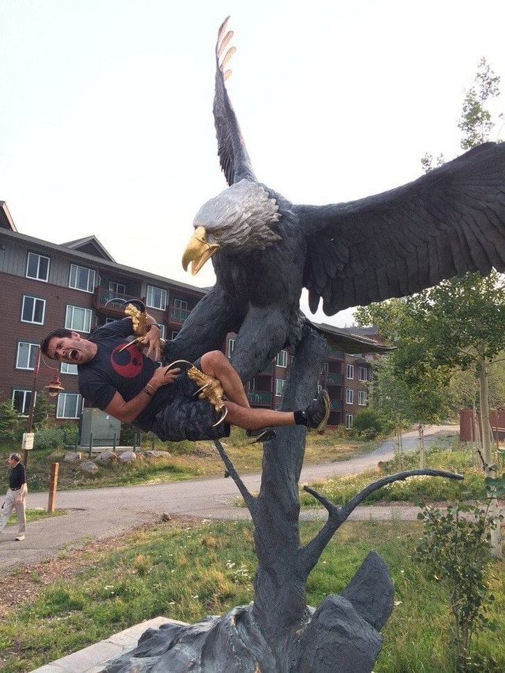 Парень с памятником орла