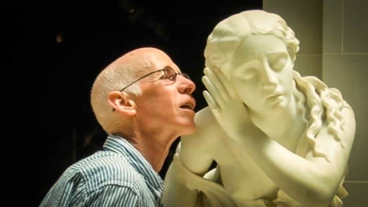 Старик с со скульптурой