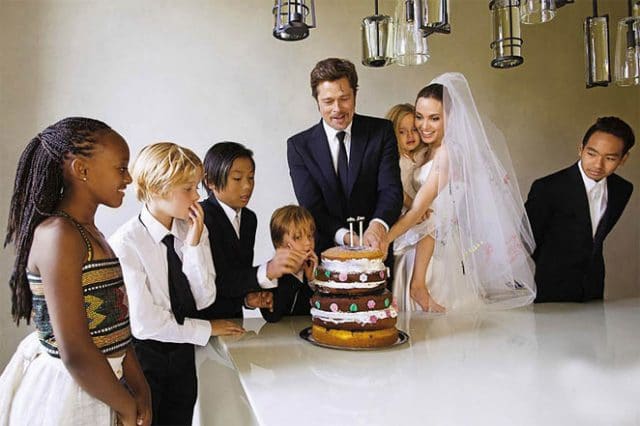 Джоли и Питт разрезают свадебный торт