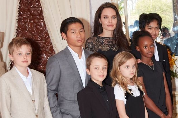 Анджелина Джоли позирует с детьми