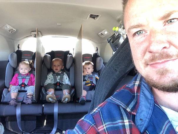 Папа в машине с детьми