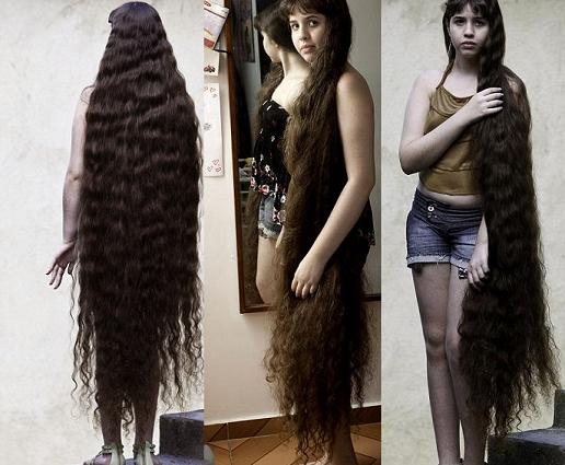 Девушка с очень длинными волосами