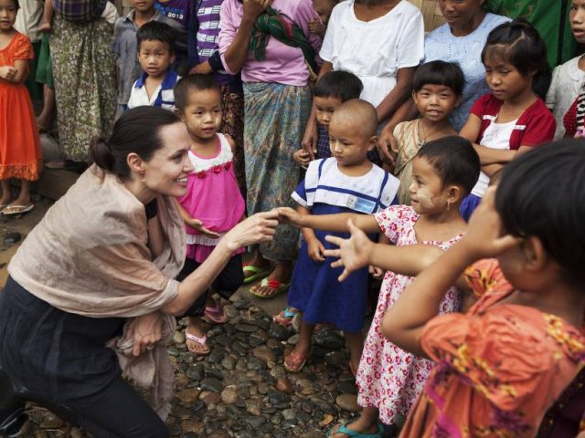 Анджелина Джоли и дети из Камбоджи