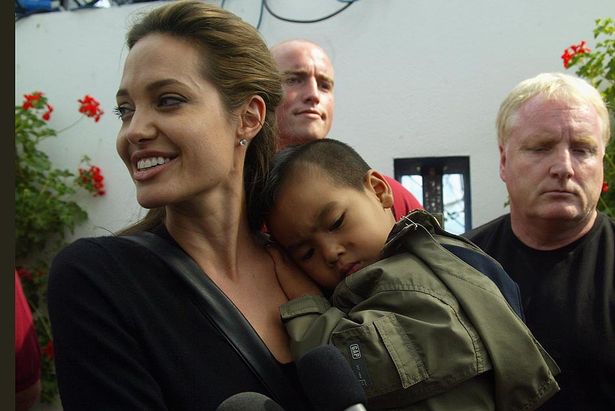 Анджелина Джоли с ребёнком на руках