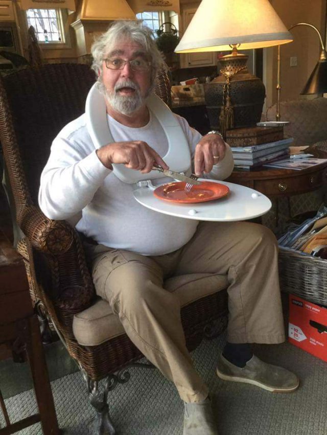 Дедуля кушает