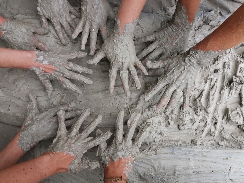 Руки в белой глине