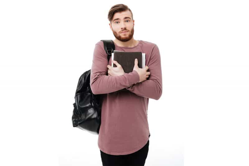 Мужчина с рюкзаком и книгами