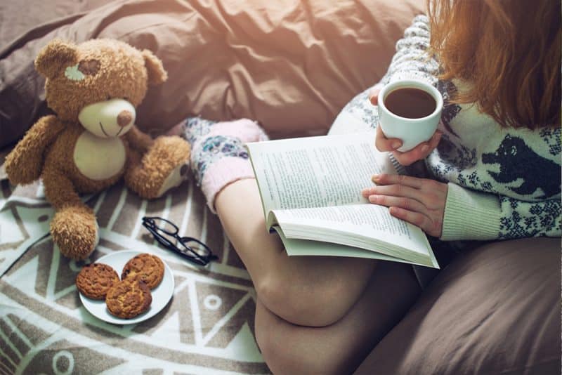 Девушка с книгой и чаем