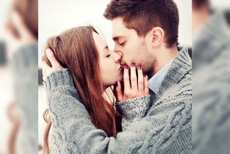 Мужчина и женщина поцелуй