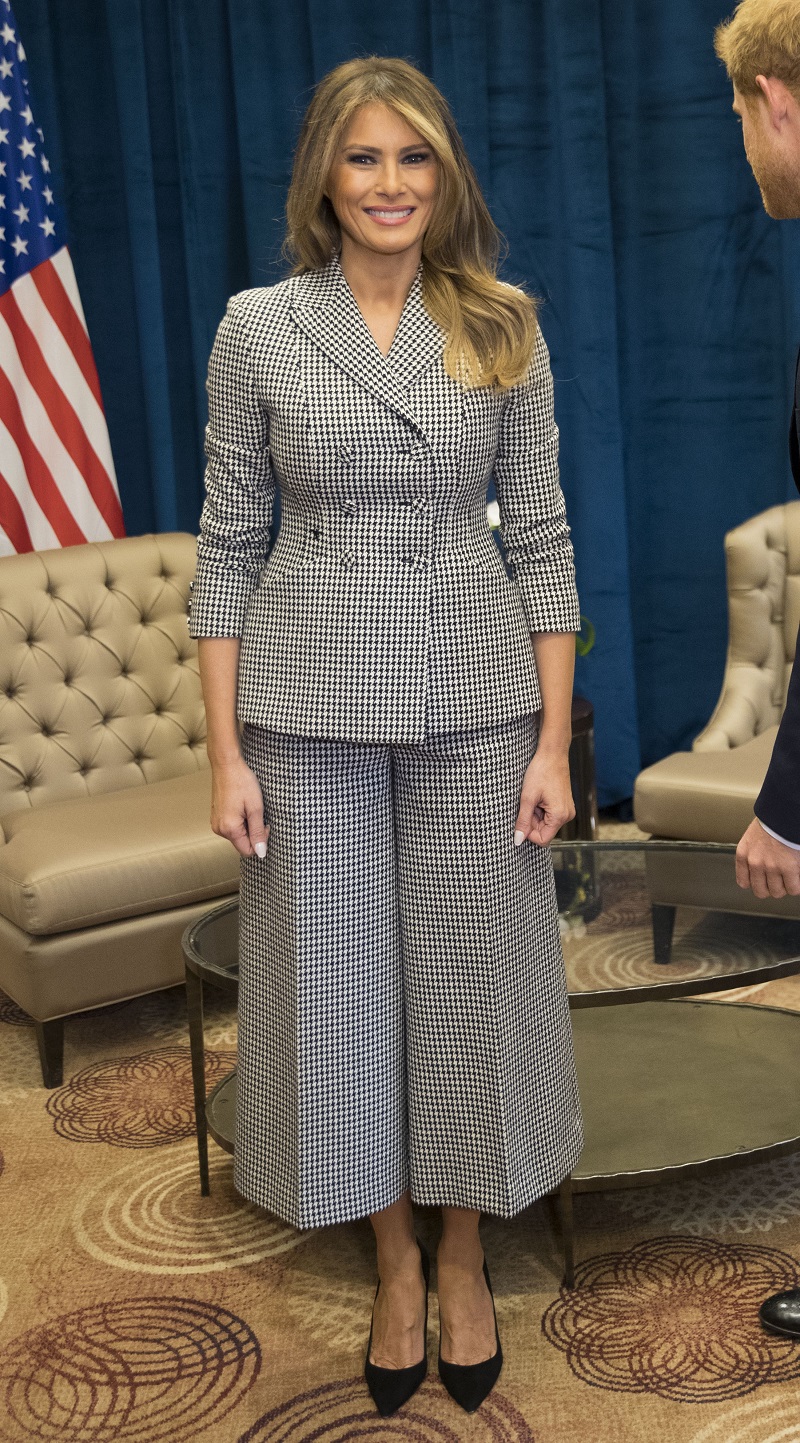 Меланья Трамп в костюме