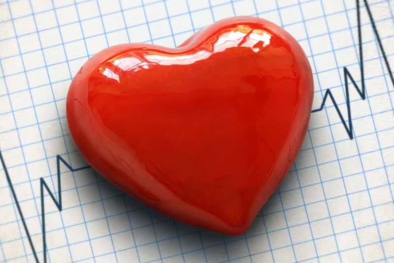 Сердце на фоне кардиограммы