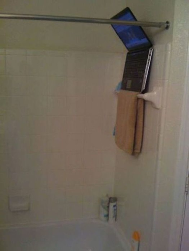 Ноутбук в ванной