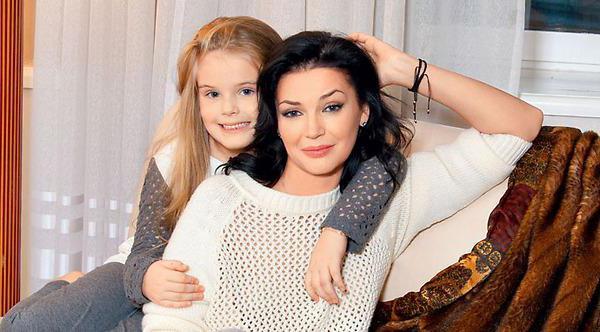 Юлия Абдулова сидит с дочерью