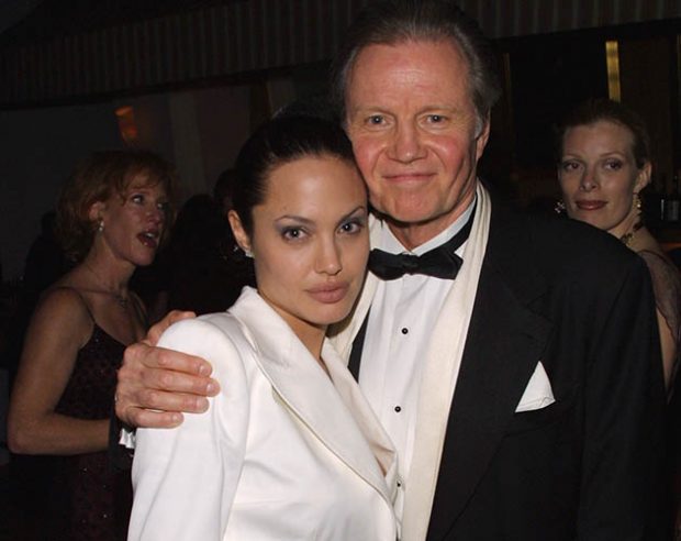 Анджелина Джоли стоит рядом с отцом