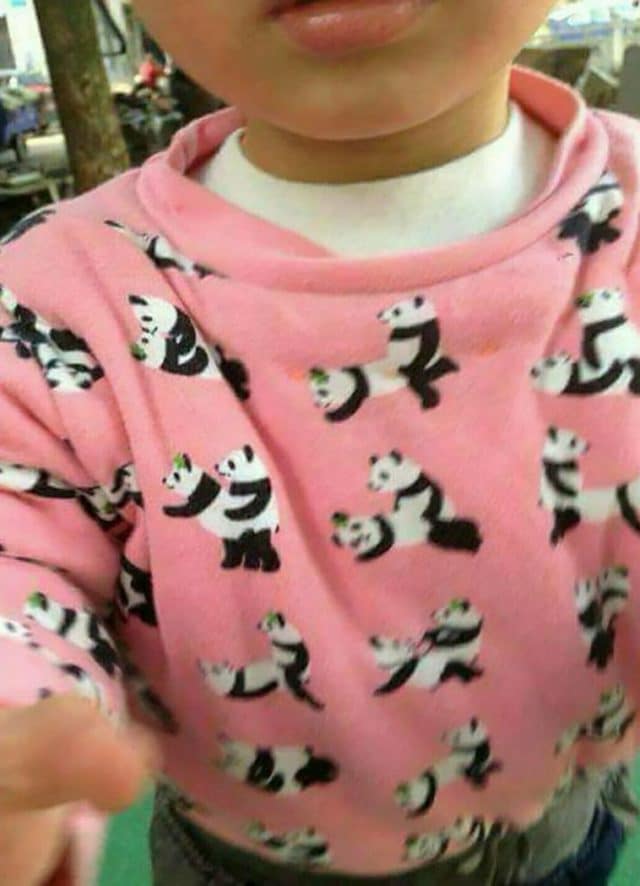 Девочка в свитере с пандами