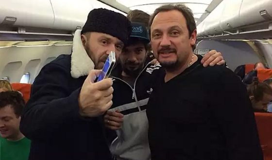 Стас Михайлов и Сергей Шнуров летят в самолёте