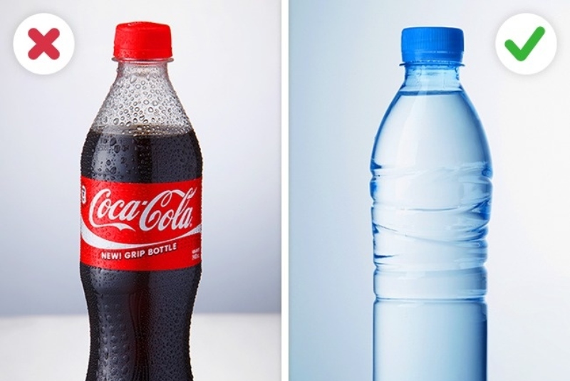 Кока-кола и вода в бутылках