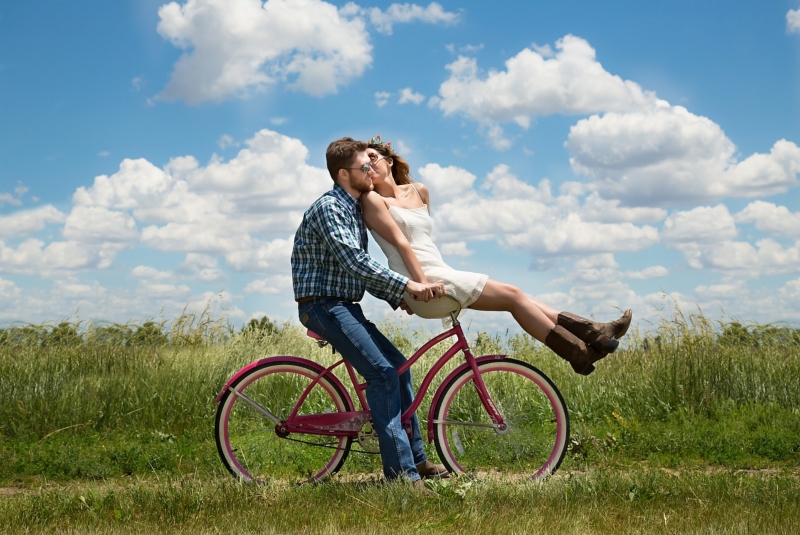 Девушка и парень целуются на велосипеде