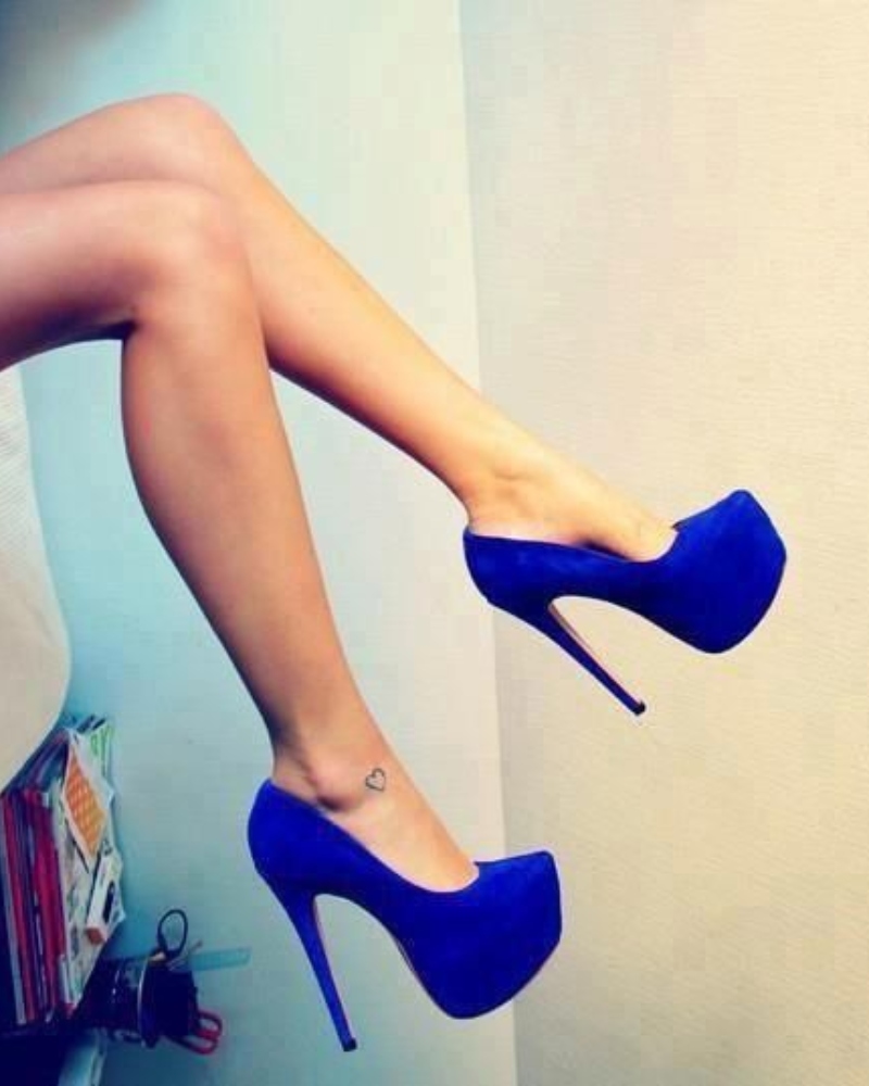 Женские ноги в туфлях на высоком каблуке