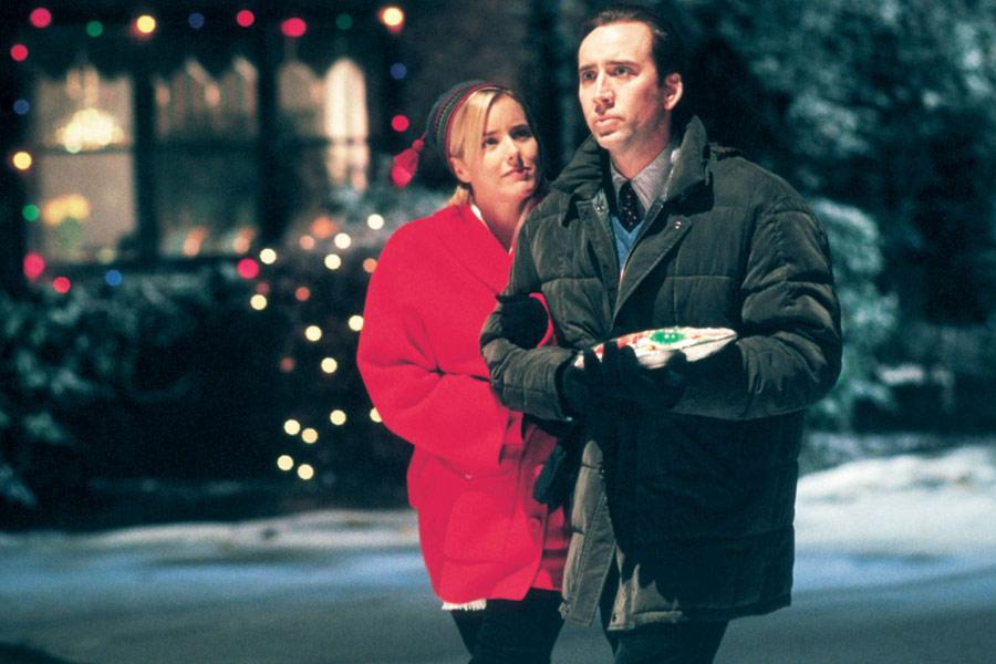женщина и мужчина стоят во дворе в новогоднюю ночь