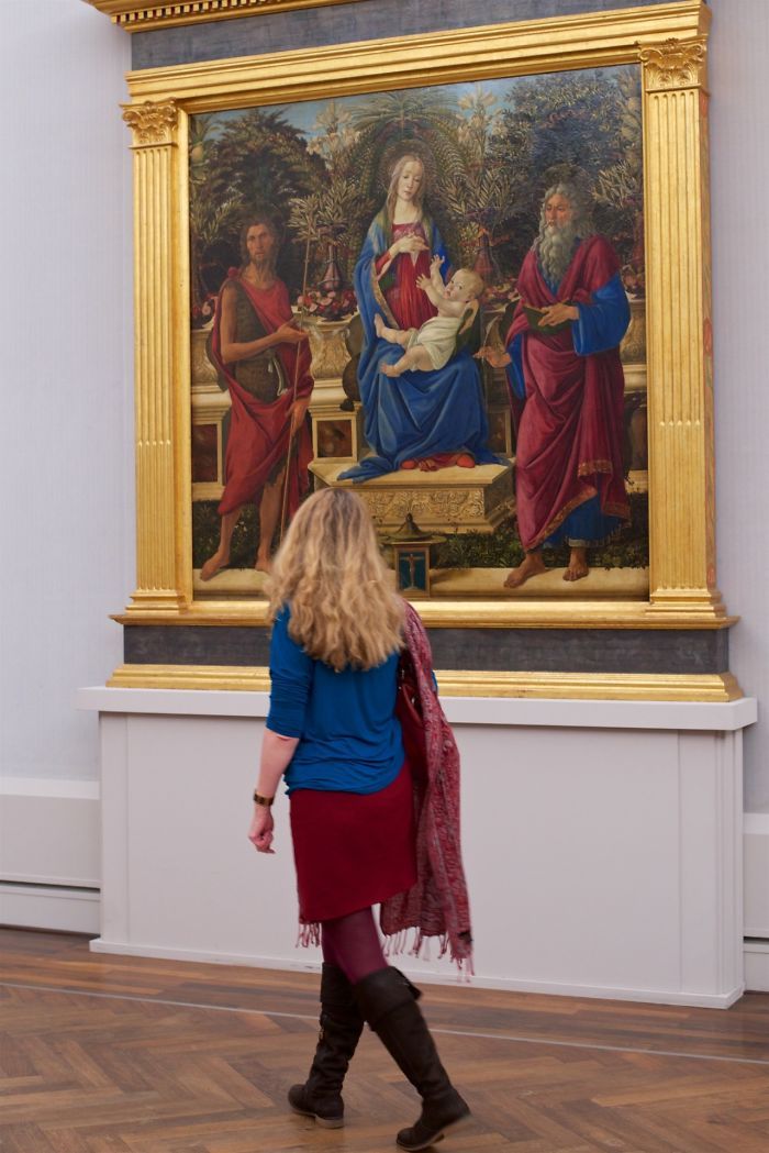 девушка с красной накидкой смотрит на картину Богородицы в музее рис 2