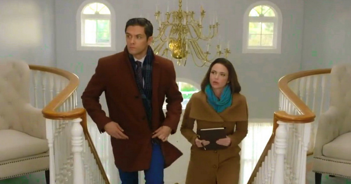 мужчина и женщина поднимаются по лестнице в особняке