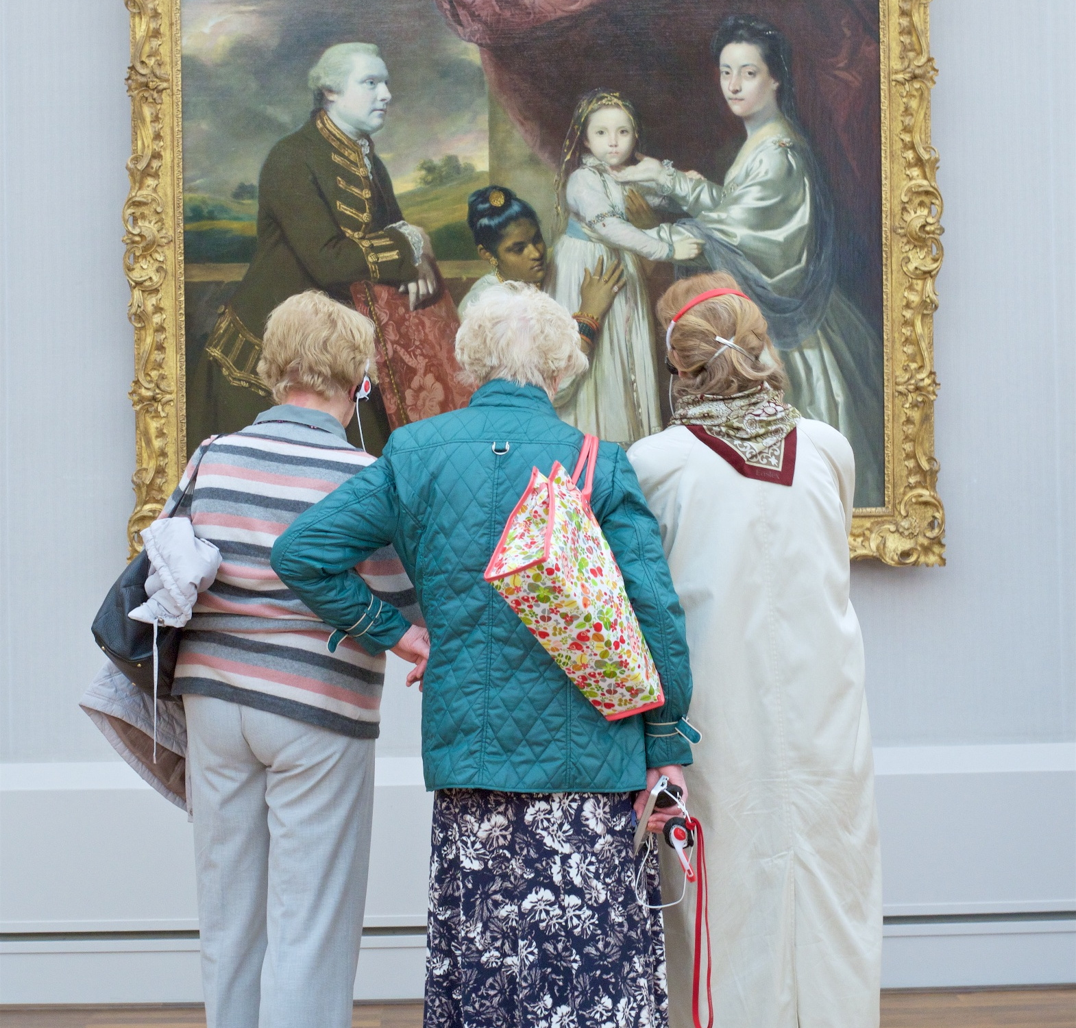 три бабушки смотрят на картину в музее