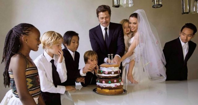 Брэд Питт и Анджелина Джоли разрезают свадебный торт