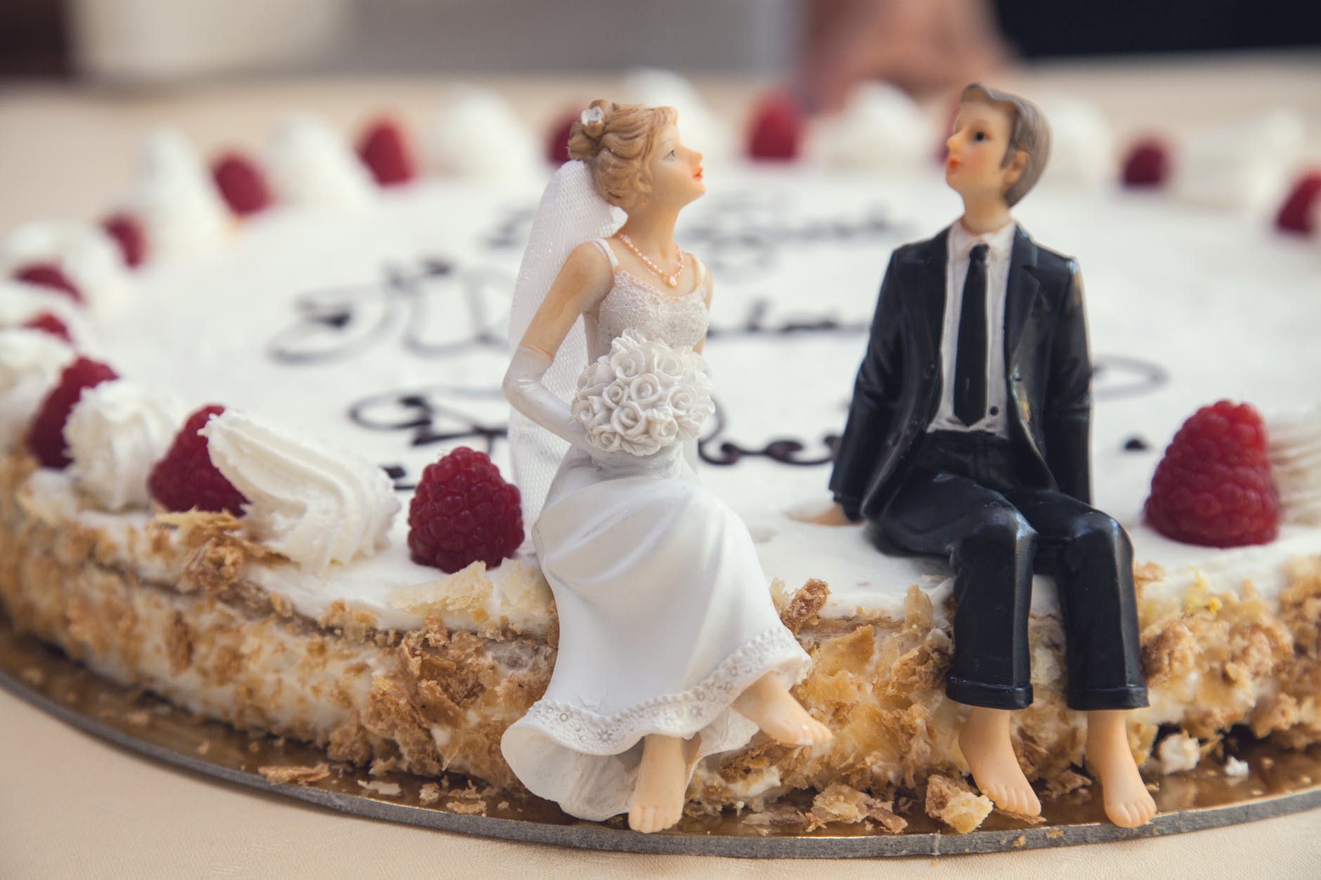 свадебный торт жених и невеста фигурки