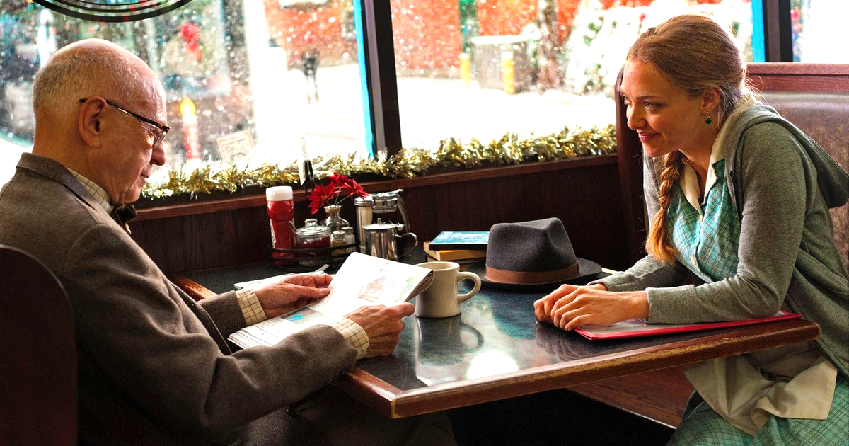девушка и пожилой мужчина с письмом в кафе за столом