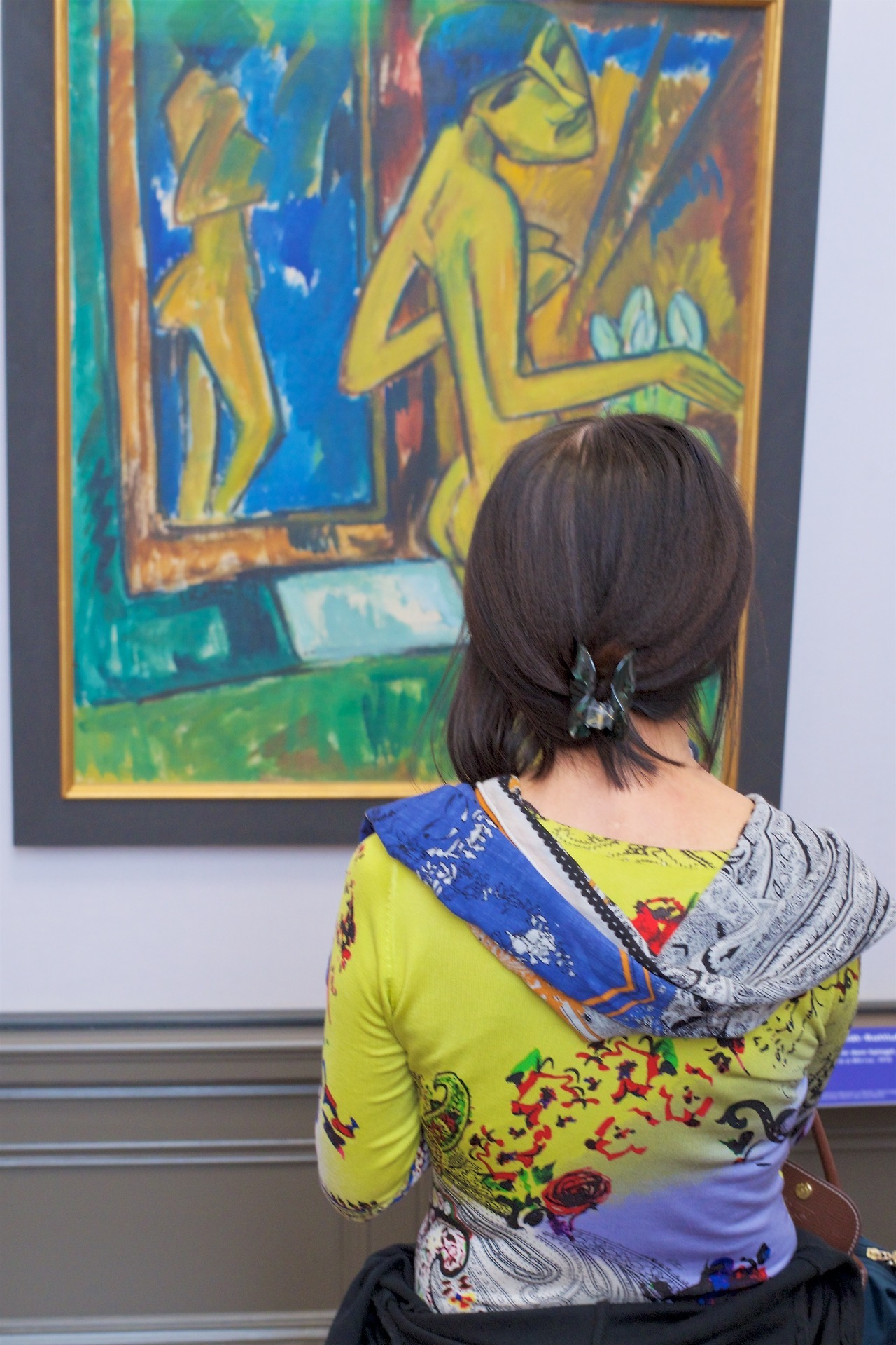 девушка смотрит на картину музей