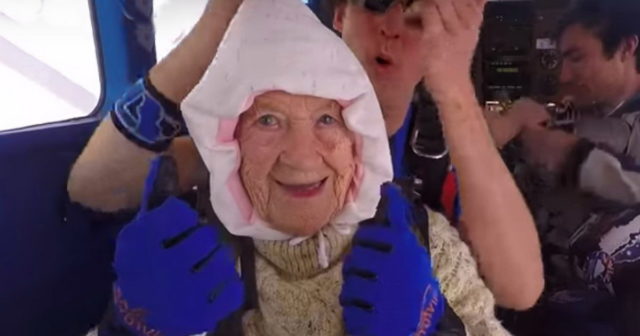 102-летняя бабушка-экстремалка прыгнула с парашютом