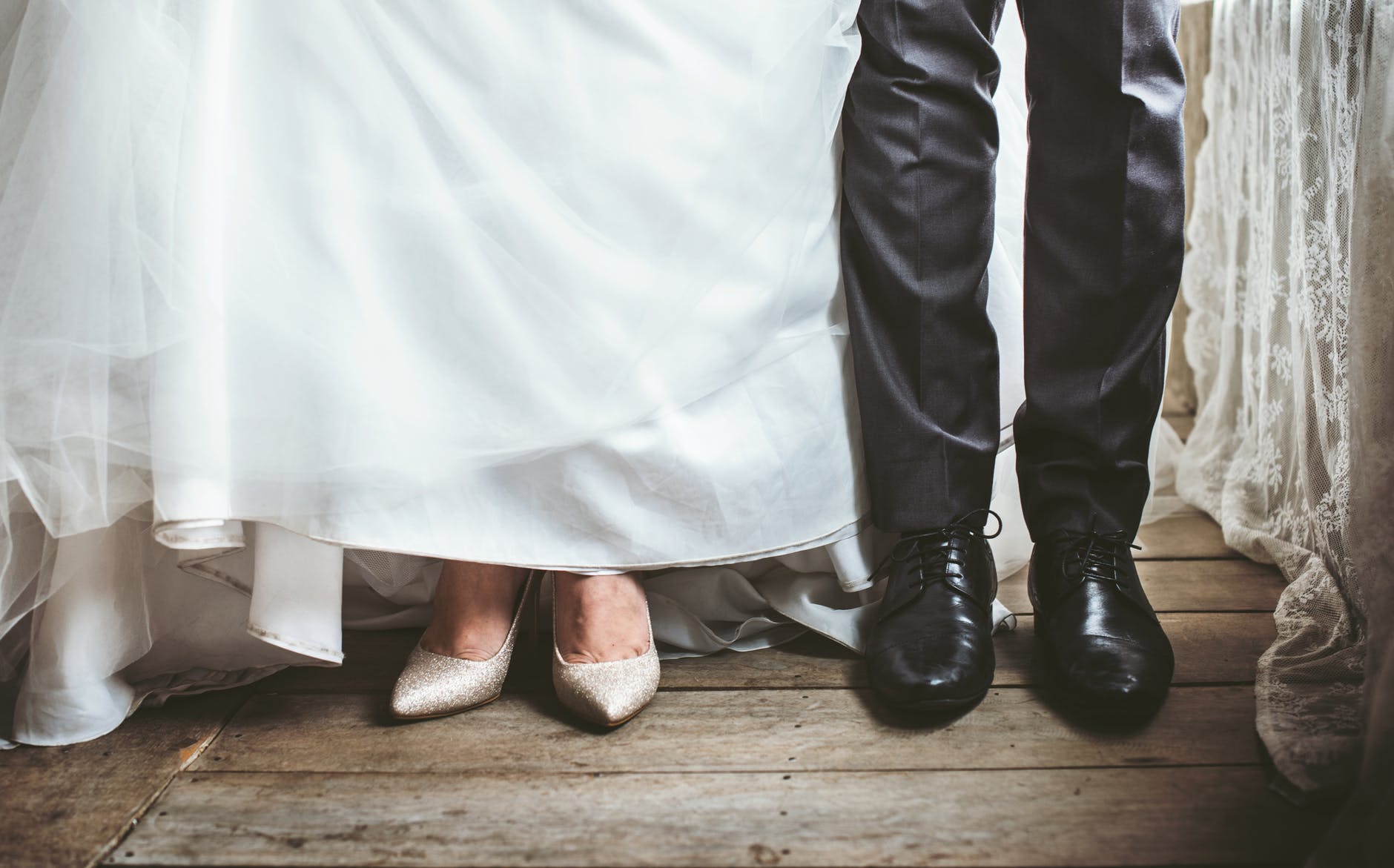ноги жениха и невесты в туфлях
