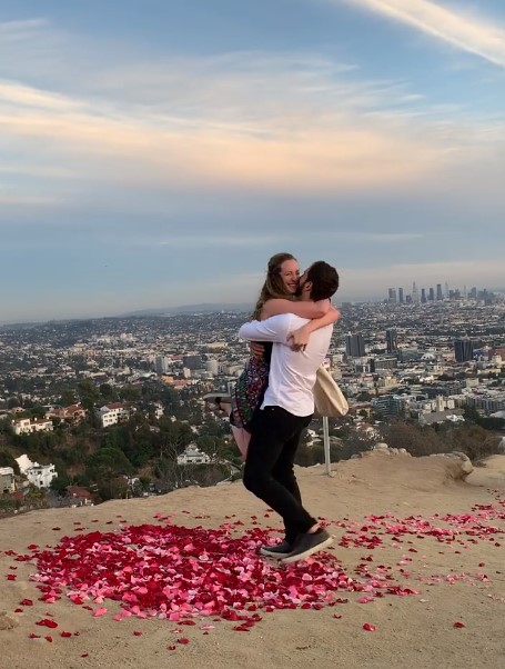 парень и девушка обнимаются лепестки роз