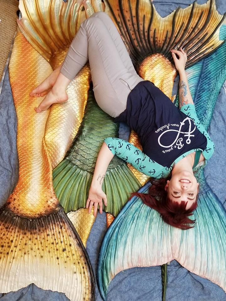 девушка лежит на русалочьих хвостах